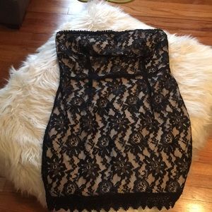 Short cocktail dress. Strapless. Above the knee.